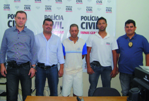 Equipe da PC de Manhuaçu apresenta Elucindo, após prisão no bairro Santa Luzia.