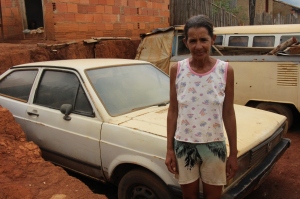 Dona Maria Aparecida Neves possuí um carro, mas não consegue tirá-lo da garagem devido as condições da rua.