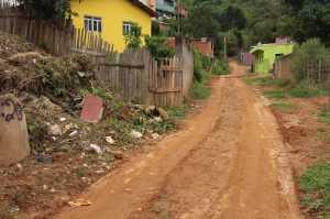 Ao chegar no bairro Boa Vista é possível notar a péssima condições das ruas; vista da rua Bom Jesus.