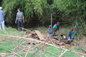 – Trabalhadores do SAMAL estão catando resíduos e entulhos jogados no rio.