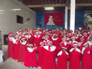 Crianças fazem apresentação de natal na chegada do Papai Noel ao Engenho da Serra.