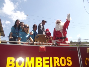 Passeio do Papai Noel no carro dos Bombeiros pela cidade até a chegada ao Engenho da Serra.