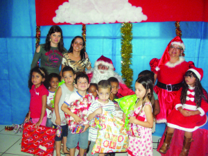 Crianças  da Escola Municipal de Educação Infantil Monteiro Lobato receberam a visita do bom velhinho.