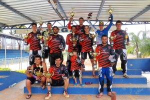Atletas manhuaçuenses mostram símbolos de importantes vitórias.