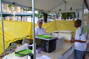Barracas de comidas típicas e artesanato foram montadas na Praça e mesmo com chuva atraiu a atenção dos transeuntes.