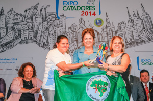 Prefeita e a presidente da Cooperativa Aguapé, Rosângela de Souza, receberam o prêmio das mãos da presidente.