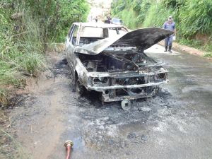 – Veículo estava estacionado no local há dois dias; Bombeiros foram chamados com o incêndio.
