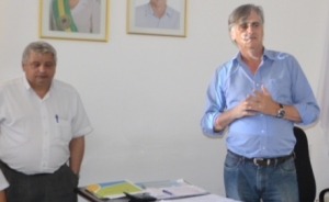 Prefeito Nailton Heringer ao lado do secretário de Administração, João Batista Hott. Reajuste em Manhuaçu supera os de municípios da região