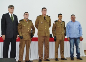 Tenente coronel Sérvio Túlio Mariano Salazar, Prefeito Nailton Heringer e presidente da Câmara, Jorge do Ibéria, posam ao lado de policiais agraciados com medalha Alferes Tiradentes.