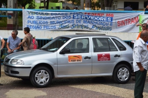 Veículo Gol ficou exposto durante a sexta-feira (17), no Calçadão Prefeito Fernando Lopes.